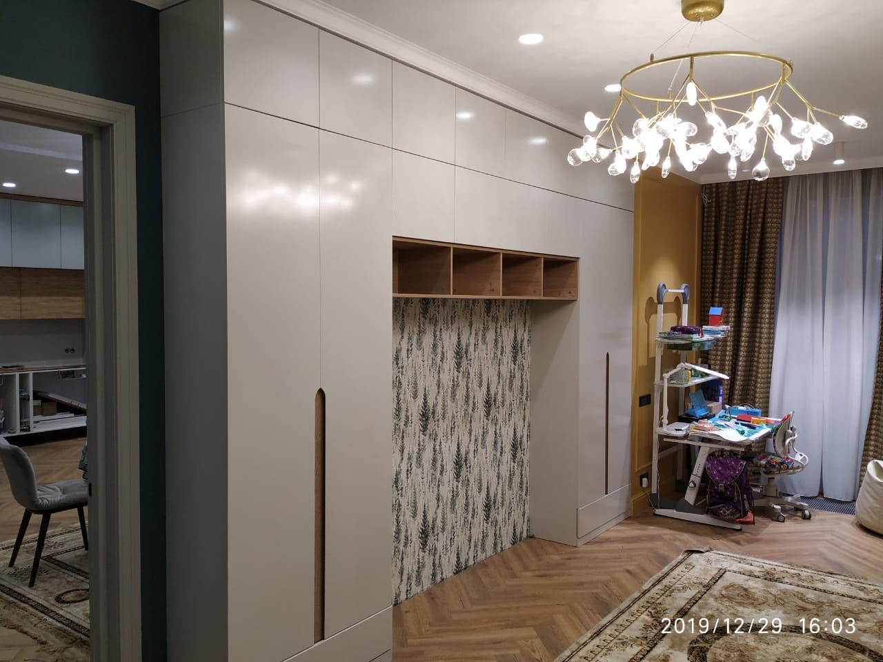 Шкаф-купе с зеркальными дверями на заказ — Сочи